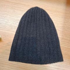 Beanie donker grijs, como reportado por Rijksmuseum van Oudheden utilizando o iLost