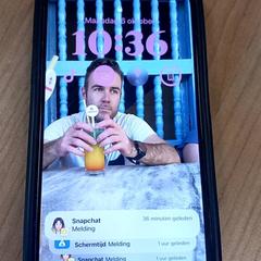 Smarthphone Zwart met witte hoes Apple, como reportado por RRReis Veluwe Zuid - Ede utilizando o iLost
