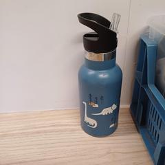 Bouteille d'eau, como reportado por IKEA Liège utilizando o iLost