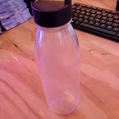 Szerelvények Doorzichtige fles zwarte dop, amint azt Schaatsbaan Rotterdam az iLost segítségével jelentette.