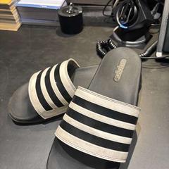 Szandál Adidas, amint azt Van der Valk Hotel Wolvega Heerenveen az iLost segítségével jelentette.