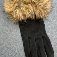 グローブ Alcantara mit Fell がiLostで Schönbrunn "Group Center" によって報告されました