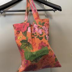 Bolsa Stof met bloemen, ha sido reportado por Breng Arnhem con iLost