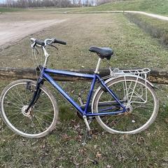 Blauwe herenfiets Giant, gerapporteerd met iLost