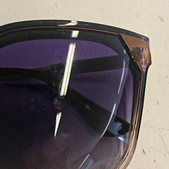 Des lunettes de soleil, a été signalé par GVB utilisant iLost