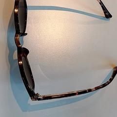 Ulleres de sol, segons ha informat Padualaan 101 mitjançant iLost