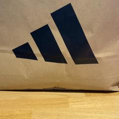 Purchase adidas Ad, zoals gemeld door Designer Outlet Roermond met iLost