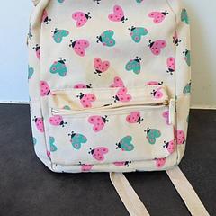 Rucksack Wit met liefheersbeestjes, gemeldet von RRReis Veluwe Zuid - Apeldoorn über iLost