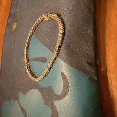 Toilet bag and bracelet, segons ha informat Grand Hotel Amrâth Amsterdam mitjançant iLost