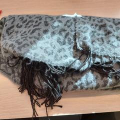 Kleding - Sjaal, a été signalé par Centraal magazijn utilisant iLost