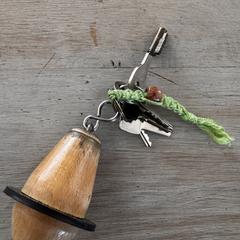 Sleutelbos met houten kegel met zwarte ring, iLost에 보고됨