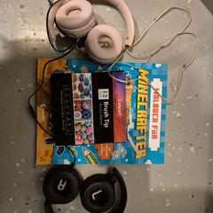 İLost kullanarak Room Mate Bruno tarafından bildirildiği gibi Kulaklıklar black and pink