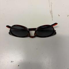 Sunglasses Kind rood/zwart, as reported by Avonturenpark Hellendoorn using iLost