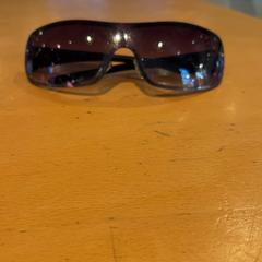 نظارات شمسية، كما تم الإبلاغ عنه بواسطة Pathé Ede عبر iLost