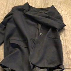 Blazer Zwart met een heel fijn lijntjes patroon, amint azt De Heeren van Aemstel az iLost segítségével jelentette.