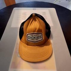 Casquette Casquette dickies jaune et noir, a été signalé par IKEA Hénin-Beaumont utilisant iLost