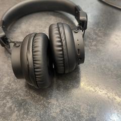 Auriculares, ha sido reportado por Rotterdam The Hague Airport con iLost