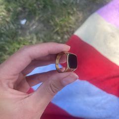 Gouden ring met zwarte steen, como reportado ao iLost