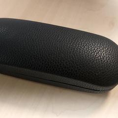 Brilleetui med briller, som rapportert av Regio Oost-Vlaanderen ved bruk av iLost