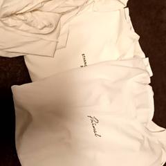 Camisas shirts, segundo informou Mövenpick Hotel Amsterdam City Centre usando iLost