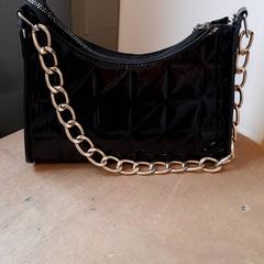 Saco Zwart lakleer, como reportado por Connexxion Zeeuws-Vlaanderen utilizando o iLost