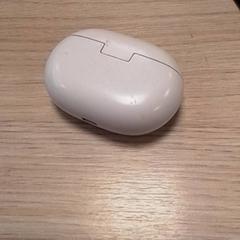 Earbud holder Ecru, as reported by Qbuzz Fryslân using iLost