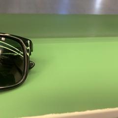 Sluneční brýle zwart, jak nahlášeno Eindhoven Airport pomocí iLost