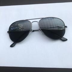 Sunglasses, segundo informou Van Gogh Museum usando iLost