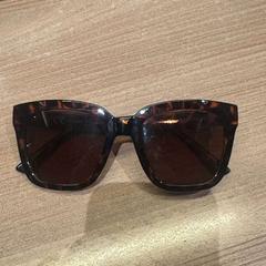 Sluneční brýle, jak nahlášeno Van der Valk Hotel Deventer pomocí iLost