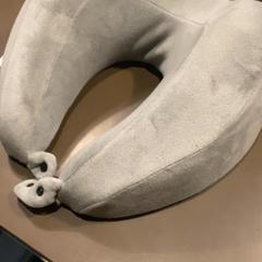 Almofada para pescoço pillow, como reportado por MEININGER Hotel Brussels City Center utilizando o iLost