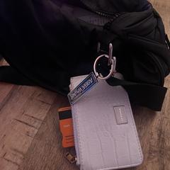 Zwarte handtas met witte portemonnee, iLost에 보고됨