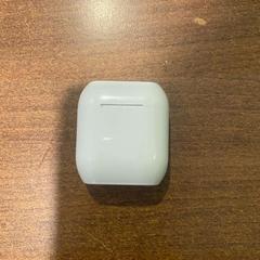Airpod white with gray line on top, jak nahlášeno Leonardo Hotel Amsterdam Rembrandtpark pomocí iLost