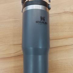 Donkergrijze Stanley drinkbidon, segundo informou a iLost