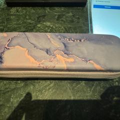 Pouzdro Purple marble, jak nahlášeno Park Centraal Amsterdam pomocí iLost