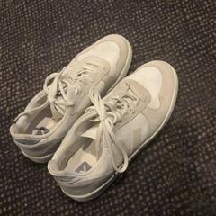 Sneaker Wit, rapporterat av Van der Valk Hotel Utrecht med iLost