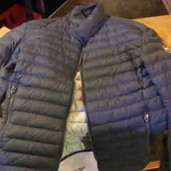 Chaqueta Puffer jasje blauw, ha sido reportado por Café Leentje con iLost