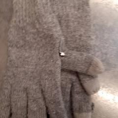 Guantes, ha sido reportado por Rotterdam The Hague Airport con iLost