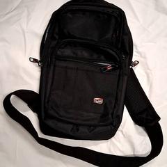 Mochila, como reportado por Grand Hotel Amrâth Amsterdam utilizando o iLost