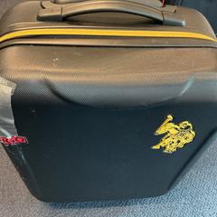 Kufor & Taška Kleur zwart, geel logo, ako bolo nahlásené Gemeente Arnhem pomocou iLost