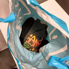 Bolsa met kleding, ha sido reportado por Avonturenpark Hellendoorn con iLost