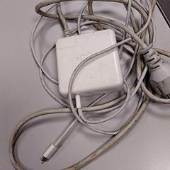 Caricabatterie per macbook, come riportato da Vrije Universiteit Amsterdam utilizzando iLost