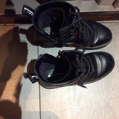Schwarze Stiefel, as reported by MEININGER Hotel Berlin "Mitte" Humboldthaus using iLost