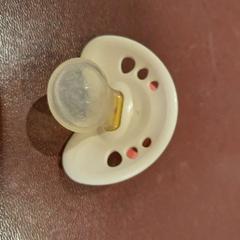 Tétine blanche et rose, a été signalé par TCL utilisant iLost