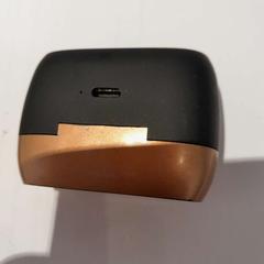 Etui airpods noir et or, a été signalé par TCL utilisant iLost