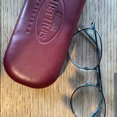 Brillenetui mit brille Red, gemeldet von MEININGER Hotel Berlin East Side Gallary über iLost