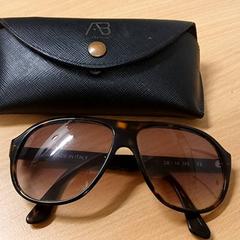 نظارات شمسية، كما تم الإبلاغ عنه بواسطة Grand Hotel Amrâth Amsterdam عبر iLost