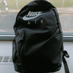 Nike Air Rugzak, jak nahlášeno Connexxion Amstelland-Meerlanden Schiphol Noord pomocí iLost