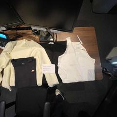 Suéter, Camisa & Camisa WIT EN ZWART, ha sido reportado por Haven Hotel Rotterdam con iLost