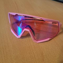 Roze sport zonnenbril merk SINNER, iLost'a bildirildiği gibi