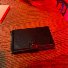 Cardholder, como reportado por Club Nyx/Exit Café utilizando o iLost